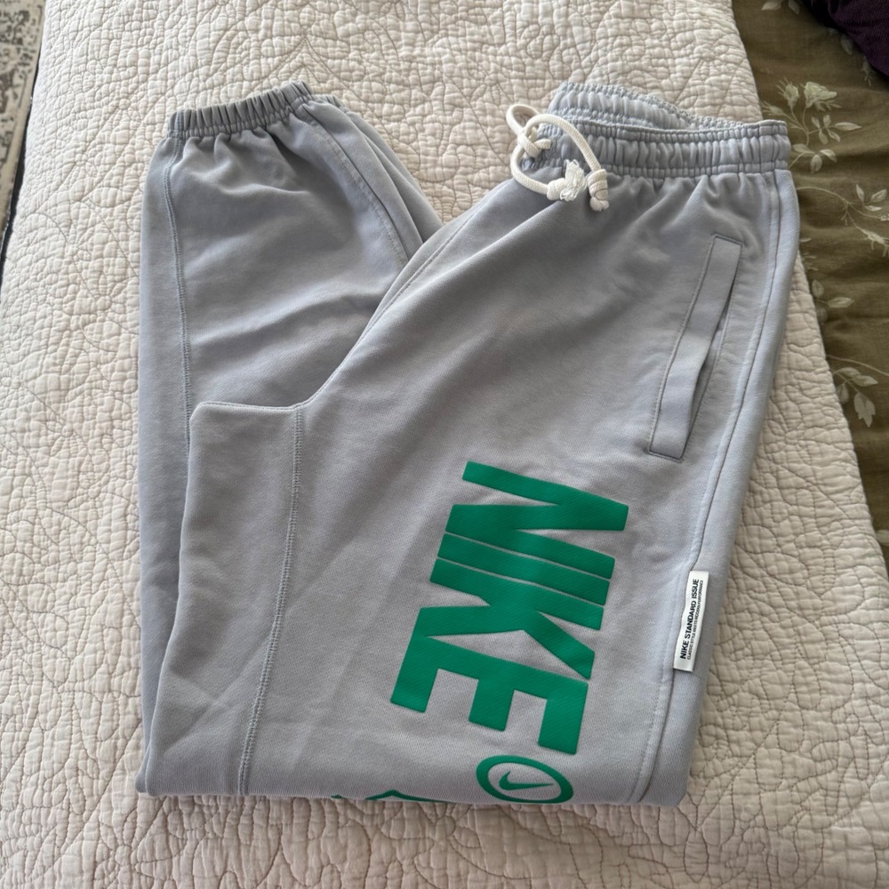 Nike Standard Issue Dri-FIT Sweatpants Mens M Gray Green FN2696-012 Basketball